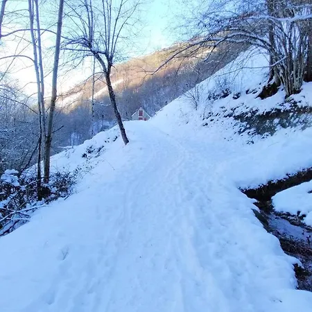 Сasa de vacaciones Bergeries De Costes Insolites En Forêt à 4x4 Et Chaînes Recommandés Par Temps De Neige, à 2km Des Remontées Mécaniques