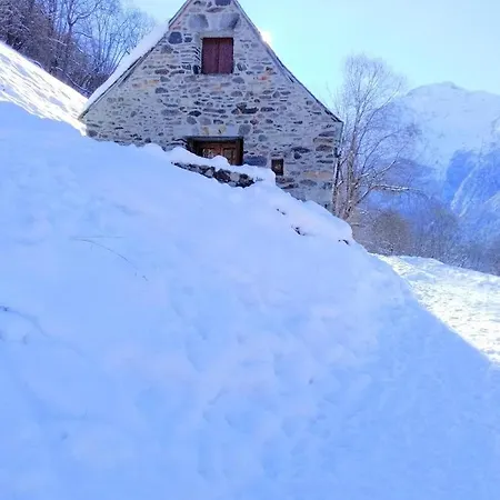 De Costes: Rustic Forest Retreat Near Slopes