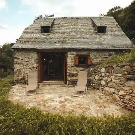 De Costes: Rustic Forest Retreat Near Slopes *