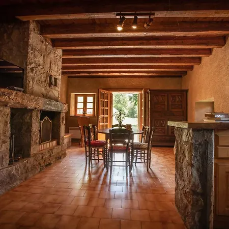 Holiday home De Costes: Rustic Forest Retreat Near Slopes Loudenvielle