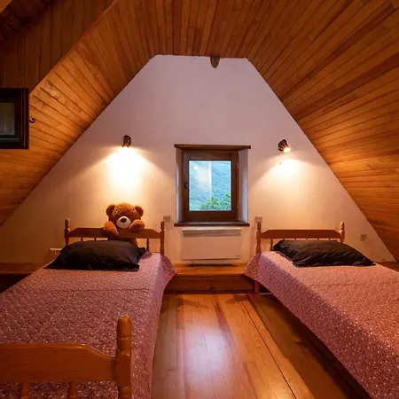 De Costes: Rustic Forest Retreat Near Slopes Holiday home *