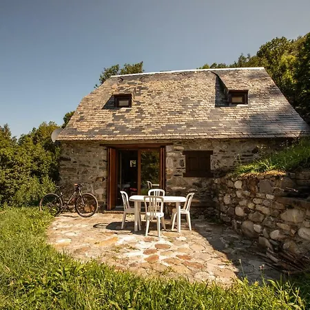 De Costes: Rustic Forest Retreat Near Slopes Loudenvielle