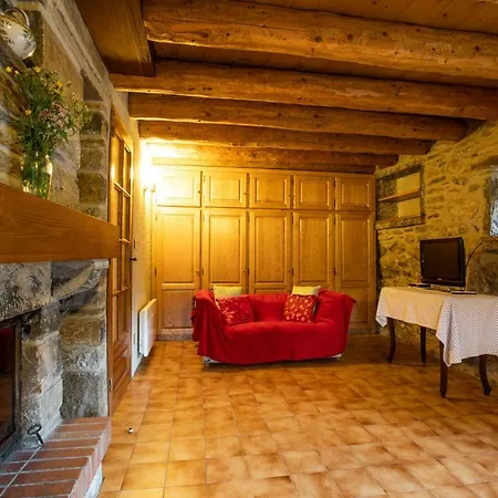 De Costes: Rustic Forest Retreat Near Slopes